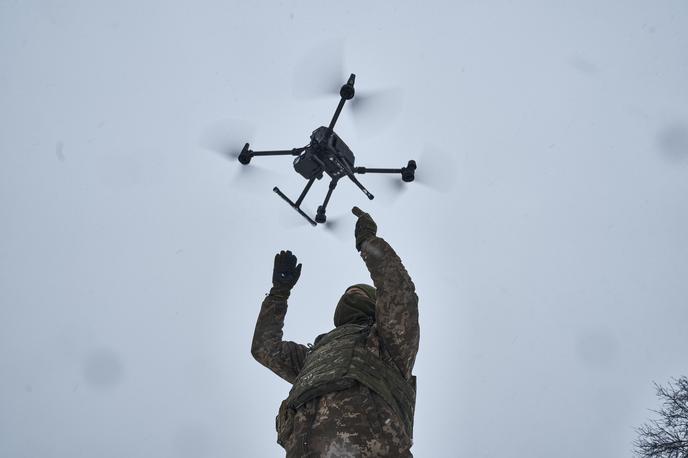 Ukrajinski vojak z dronom | V napadu ukrajinskih dronov naj bi bili poškodovani helikopterska baza v Sočiju in tovarna letal v Smolensku. (Fotografija je simbolična.) | Foto Guliverimage