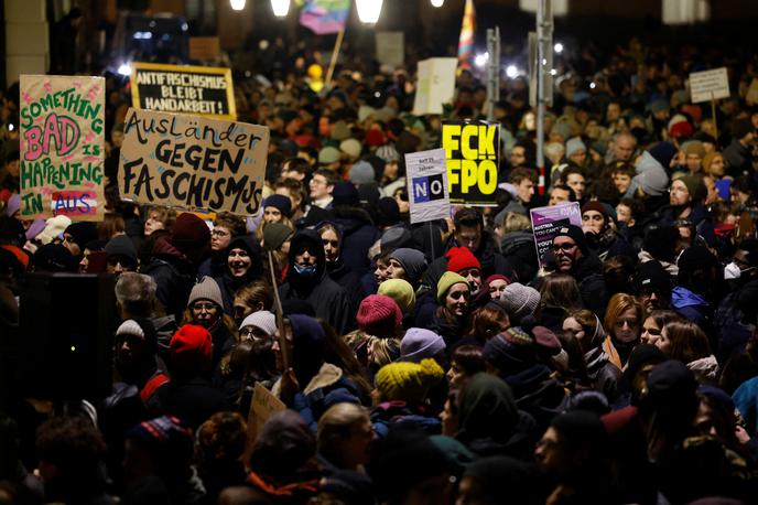 Avstrija protest | Protestniki so pred kanclerskim uradom na Dunaju nosili transparente s sporočili, kot je: "Nočemo desničarske ekstremistične Avstrije". | Foto Reuters