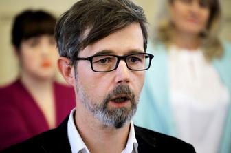 Forbici ostro nad Vrtovca: Slovenska politika ne potrebuje še enega lažnivega predsednika politične stranke