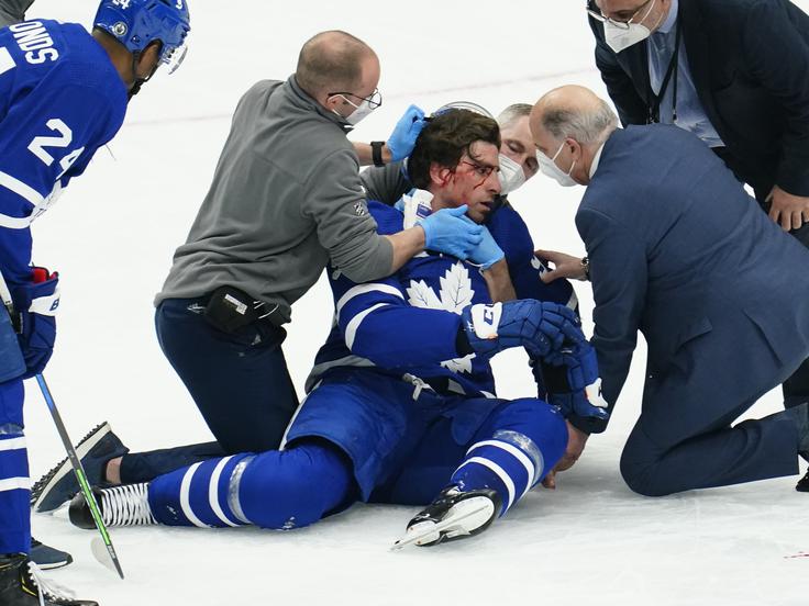 Toronto je že sredi prve trejine ostal brez zvezdnika Johna Tavaresa.  | Foto: Guliverimage/Vladimir Fedorenko