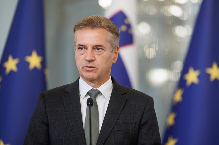 Ob robu vrha bo imel predsednik vlade Golob dve ločeni delovni srečanji. Prvo bo v nedeljo, ko se bo na Brdu pri Kranju sestal z jordanskim kraljem Abdulahom II. V torek pa se bo v Ljubljani sestal s francoskim predsednikom Emmanuelom Macronom.  | Foto: STA