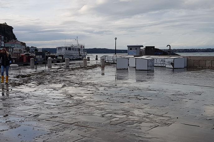 Piran poplave | Jutranja temperatura večine rek je med devet in 19 stopinj Celzija. Morje ob slovenski obali ima dobrih 24 stopinj Celzija. | Foto Alenka Suto Deu