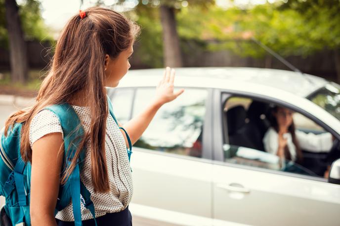 učenka, šolar, šola | Glede na obtožnico je 14-letnica prepričala tri leta starejšega fanta v grožnjo s plastičnim eksplozivom, tako da mu je na Snapchatu napisala: "Lahko to zdaj storiš?". Fotografija je simbolična.  | Foto Shutterstock