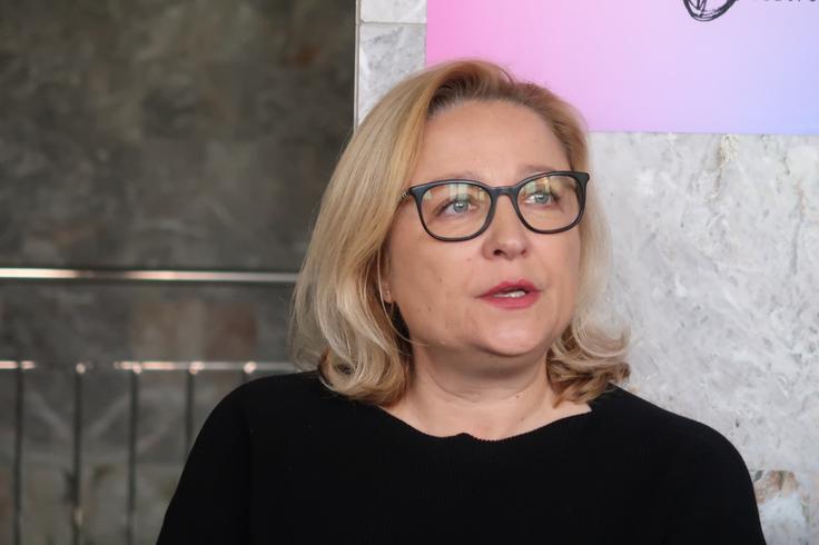 "Boršnikov prstan za leto 2025 Nataši Barbari Gračner je poklon igralski veličini, ki z umetniško doslednostjo, emocionalno prepričljivostjo in miselno ostrino že tri desetletja uteleša najvišje vrednote gledališke umetnosti," med drugim piše v obrazložitvi. | Foto: Rosana Rijavec/STA