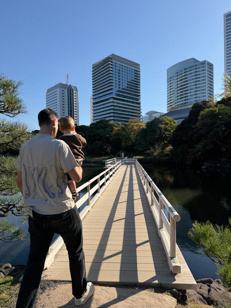 "Nekako se navadiš, da so okoli tebe visoke stolpnice. To postane zelo normalno. A tu je tudi veliko mirnih naselij." | Foto: osebni arhiv Jana Kozamernika