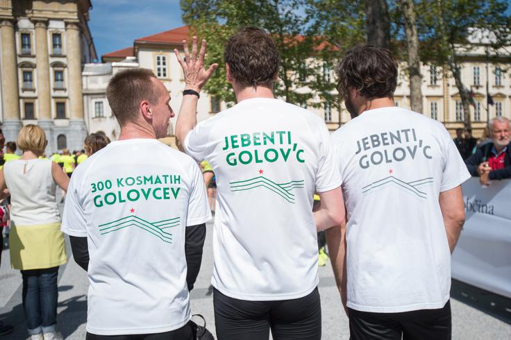 Tek trojk je tudi izvrstna priložnost za tiskarje, ki se ukvarjajo s tiskanjem majic. Velik del tekačev je namreč skladno stilsko urejen. | Foto: Anže Petkovšek/Sportida