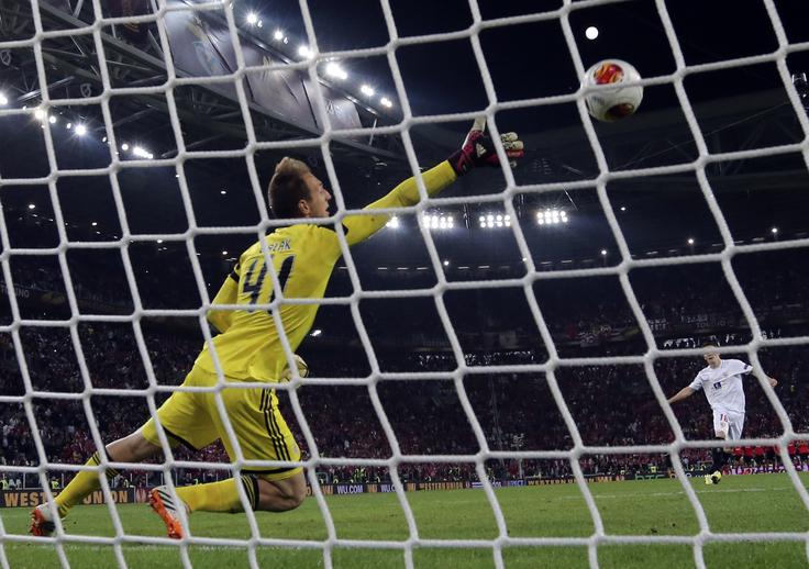 Takole je odločilno enajstmetrovko za Sevillo leta 2014 v Torinu zabil Kevin Gameiro in slovenski vratar se je za lovoriko obrisal pod nosom. | Foto: Reuters