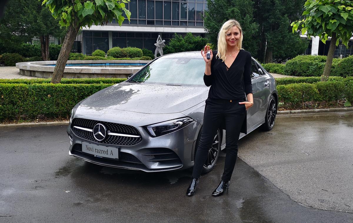 Mercedes razred A limuzina | Igralka Katarina Čas ob novem mercedes-benzu razreda A v limuzinski izvedbi. | Foto Gregor Pavšič