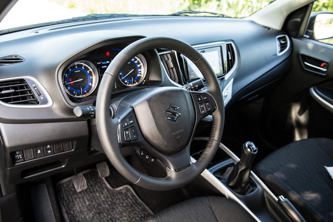 Voznikov prostor je urejen po običajnih standardih s stikali na volanu, okroglimi merilniki z vmesnim zaslonom in osrednjim zaslonom, s katerim se med vožnjo lahko ukvarja sopotnik. | Foto: Klemen Korenjak