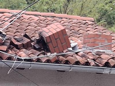 Na Krasu nastal tornado, ki je za seboj pustil pravo razdejanje