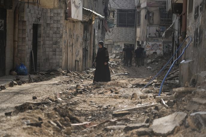 Zahodni breg, Palestina, Izrael | Izraelske naselbine na Zahodnem bregu, kjer živi približno 490 tisoč ljudi, so po mednarodnem pravu nezakonite in so po oceni Združenih narodov ena od glavnih ovir za vzpostavitev miru med Palestinci in Izraelci. Na fotografiji uničena cesta po izraelski vojaški operaciji na Zahodnem bregu, ki je trajala več dni. | Foto Guliverimage