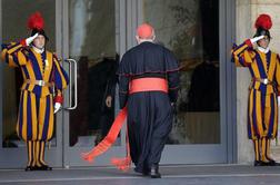 Kardinali še brez odločitve glede začetka konklava