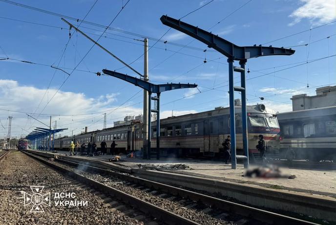 Grozljiv pokol v Dnipru: zadeta železniška postaja, več žrtev  #vŽivo