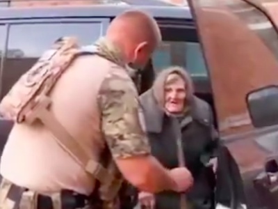 Skoraj sto let stara Ukrajinka pobegnila ruskim vojakom #video