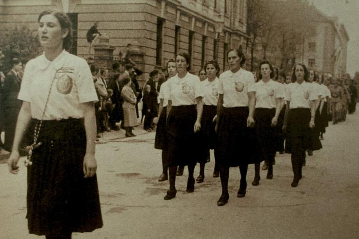 gasilski muzej Metlika Ženska desetina PGD Primskovo Kranj na gasilskem kongresu 1939. To je bil prvi nastop 120 žensk - gasilk samaritank. Tega leta je bila odlikovana tudi prva gasilka. (Vir: Slovenski gasilski muzej dr. Branka Božiča) | Foto: Ana Kovač