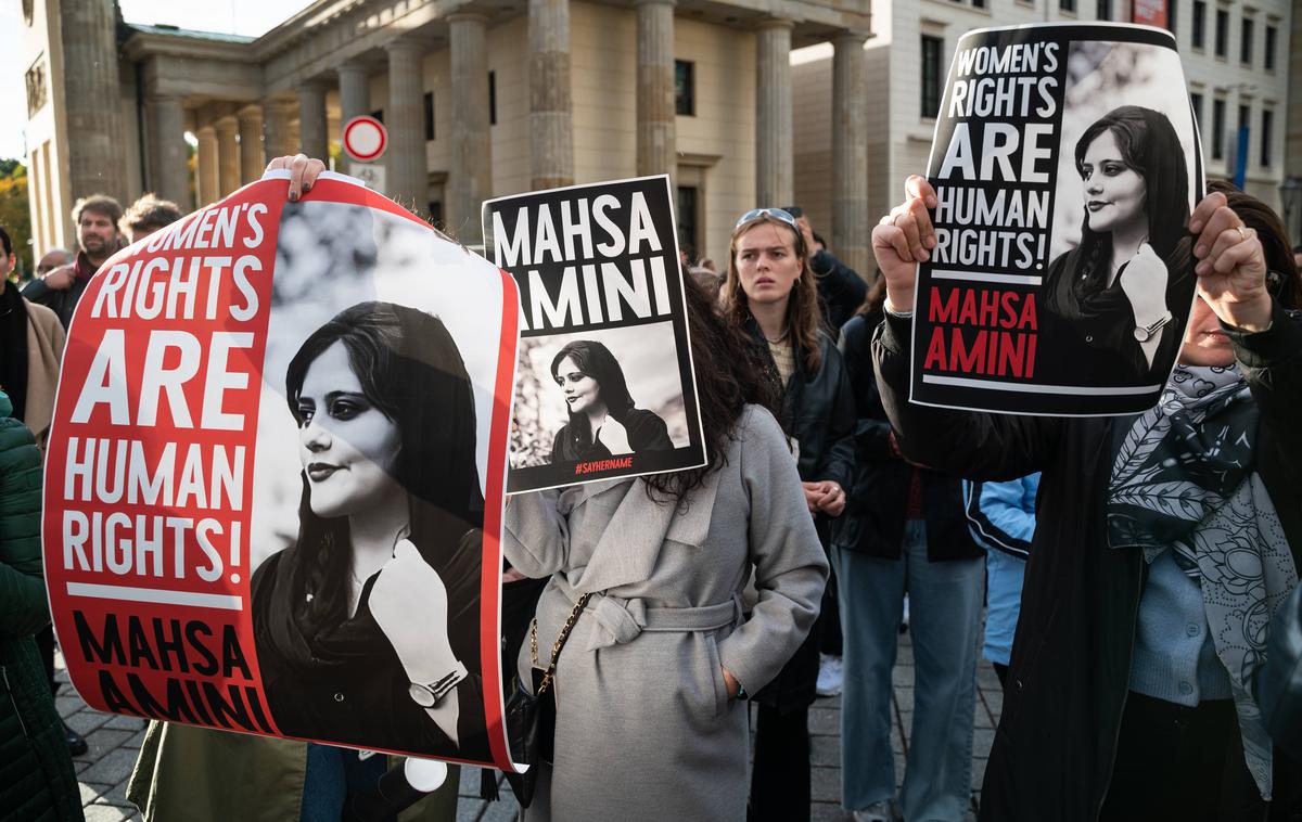 Protest v Nemčiji v podporo Irankam | Po smrti Mahse Amini so v zahodnih državah priredili shode v podporo Irankam. Na fotografiji so udeleženke shoda v Berlinu 28. septembra lani. | Foto Guliverimage