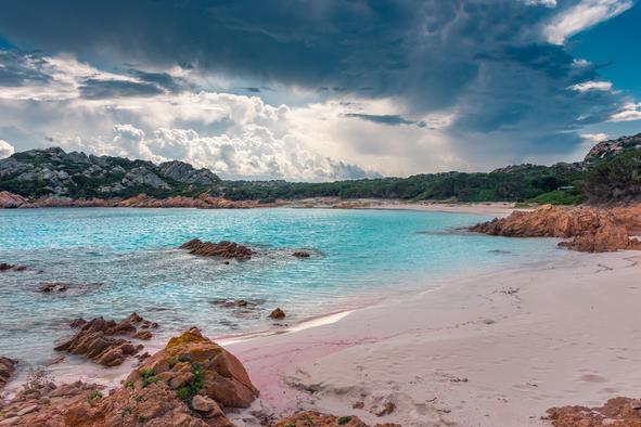 Hoja po tej plaži pri naših sosedih vas lahko stane 500 evrov