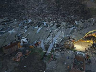 Plaz smeti zasul celotno vas, iščejo 38 ljudi #foto