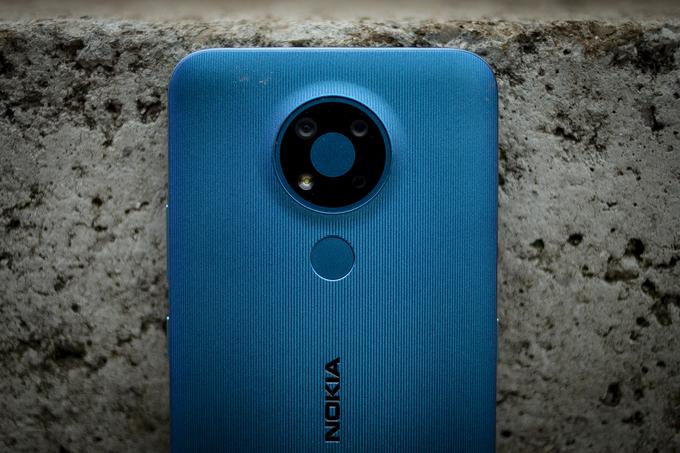 Na zadnji strani pametnega telefona Nokia 3.4 je tudi čitalnik prstnih odtisov. | Foto: Ana Kovač
