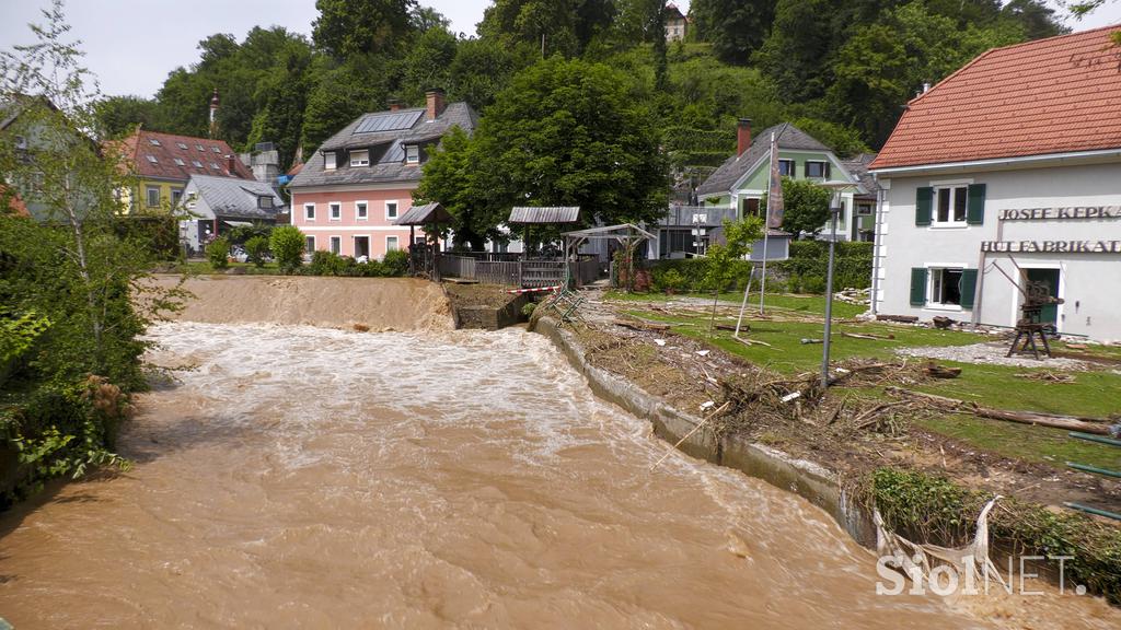 Avstrijsko Štajersko je v soboto prizadelo hudo neurje z močnimi nalivi, zaradi česar so ponekod reke prestopile bregove.