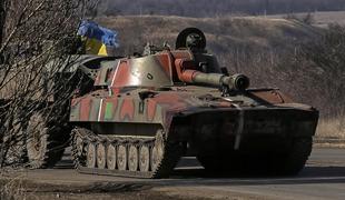 V Ukrajini dogovor o umiku težkega orožja, ob obletnici protestov številni shodi
