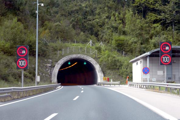 Štajerska avtocesta po naletu vozil v predoru Trojane znova normalno prevozna