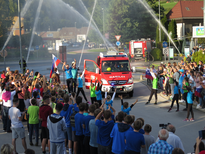Prihod v spremstvu gasilskih siren, ki so ga gasilci pospremili še z vodnim slavolokom. | Foto: Vesna Pušnik Brezovnik/STA