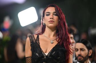 Dua Lipa v Pulju s koncertom zamudila več kot uro in pol