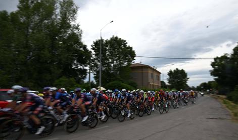 V živo: trojica v begu, sprinterji že razmišljajo o nevarnem zadnjem ovinku etape
