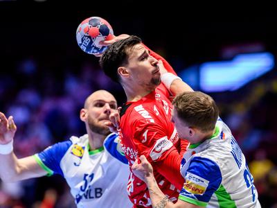 V živo: oslabljeni Slovenci na odmor s tremi goli zaostanka