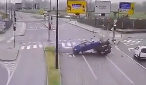 Trenutek, ko sta trčili vozili in pristali na strehi #video