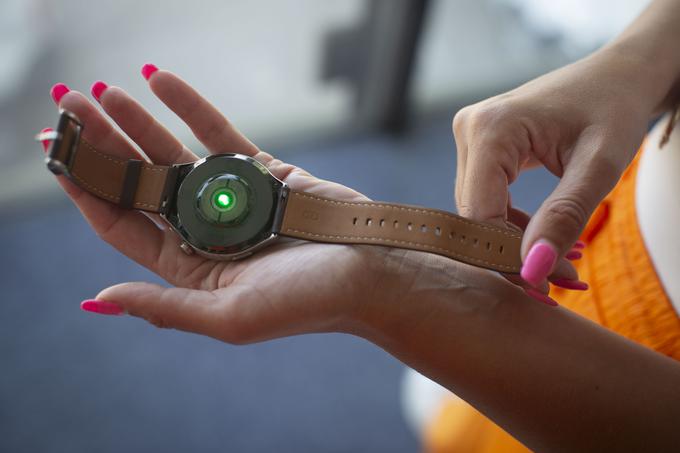 Optični senzor za merjenje srčnega utripa na zadnji strani pametne ure Huawei Watch 4 Pro | Foto: Bojan Puhek