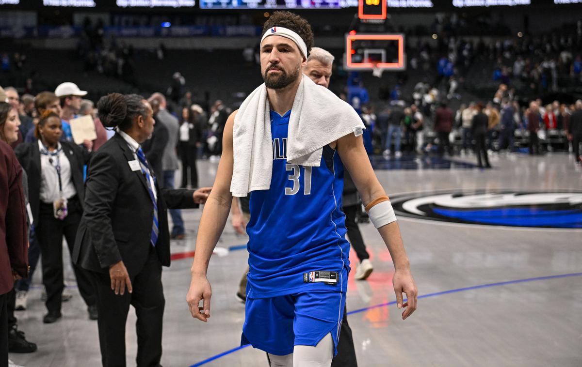 Dallas Sacramento | Klay Thompson je bil edini član udarne začetne peterke, ki je na voljo trenerju Jasonu Kiddu. | Foto Reuters