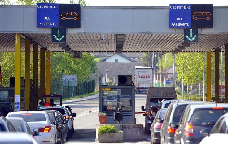 Medtem ko slovenski lastniki nepremičnin in plovil lahko neovirano vstopijo na Hrvaško za do 48 ur in jim ob vrnitvi ne bo odrejena karantena ter jim tudi ni treba predložiti negativnega testa za covid-19, tisti slovenski državljani, ki imajo otroke ali starše celo zgolj nekaj kilometrov čez mejo na bližnjem sosednjem območju, ki ima primerljivo epidemiološko sliko kot Slovenija, takšne možnosti nimajo. To je le en primer nepravičnosti karantenskih pravil znotraj Evropske unije, katera temeljna vrednota je, vsaj v teoriji, prost pretok oseb in blaga. | Foto: Jure Gregorčič