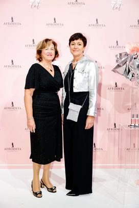 Marta Strašek direktorica finančno računovodske službe Kozmetike Afrodita in Zvonka Novak Habot direktorica prodaje Kozmetike Afrodita_1200