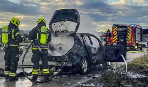 Na primorki v požaru povsem uničeno električno vozilo