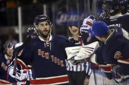 Navijači New York Rangers na takšnega junaka čakali kar pet let (video)