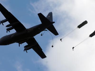 Strmoglavilo vojaško transportno letalo hercules z 80 vojaki na krovu