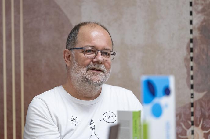 Bralna značka 2025 | "Mislim, da nas umetna inteligenca ne more nadomestiti v tistem, kar je naloga prave literature – preizpraševanje resničnih človeških stisk, sočutje do njih. Zagotavlja lahko zabavo, ampak ta je kratkega veka." | Foto Ana Kovač