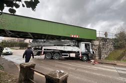 V Solkanu avtobus trčil v železni most, pri Mostu na Soči tovornjak v železniški nadvoz