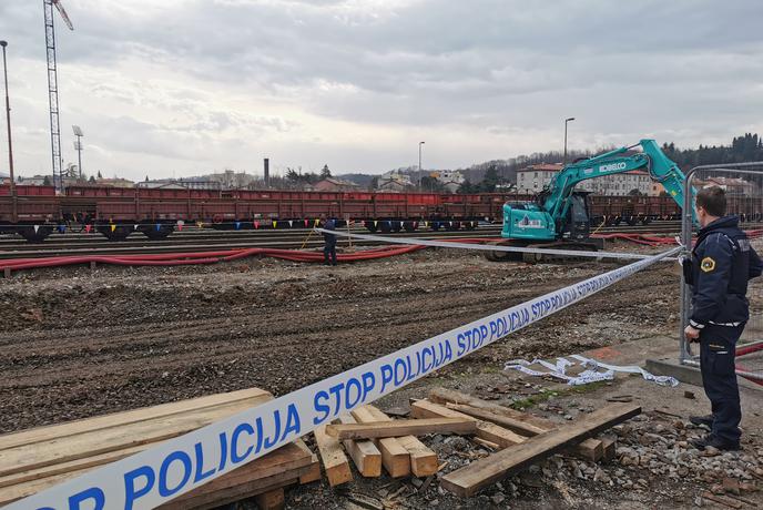 Na železniški postaji v Novi Gorici našli bombo