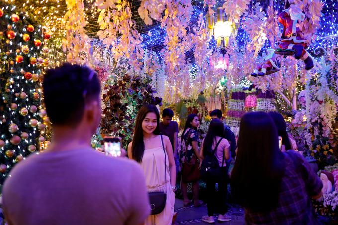 Praznovanje bo letos okrnjeno tudi na drugi strani poloble. Na Filipinih so namreč preventivno prepovedali vse božične zabave. Božični čas je bil namreč običajno eden najbolj živahnih na Filipinih, kjer je 80 odstotkov prebivalstva katoličanov. | Foto: Reuters