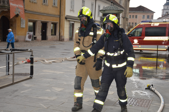 Močni nalivi v Kamniku zalili trinajst stanovanj, brez elektrike več kot 1.500 odjemalcev