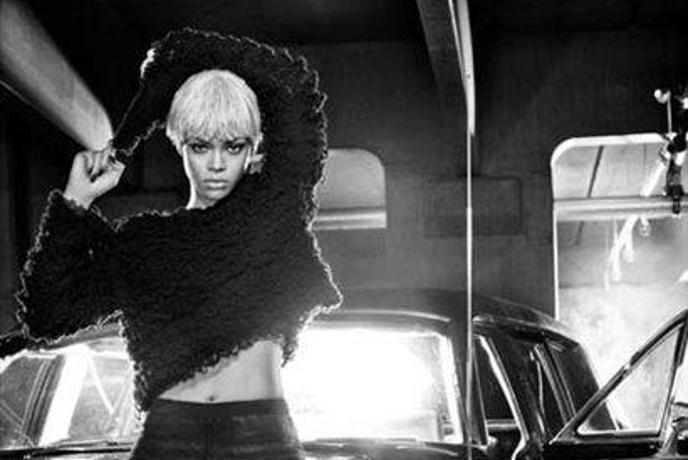 Plavolasa Rihanna za Armani Jeans