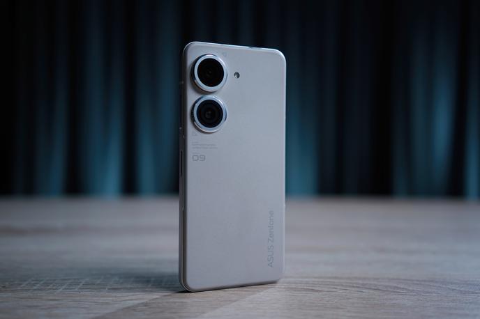 Asus Zenfone, pametni telefon | Asus je imel na trgu pametnih telefonov v letu 2024 nekaj manj kot triodstotni tržni delež, kar ga je med vsemi proizvajalci uvrščalo na deseto mesto pred kitajski ZTE in za japonski Sony. Tržni delež je temeljil na statistiki analitičnih podjetij Canalys, International Data Corporation (IDC) in Counterpoint Research. | Foto Shutterstock