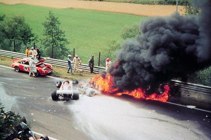 Niki Lauda 1976 Nurburgring | Sloviti porsche 911 S je bil prvi na prizorišču nesreče in prvi pomagal pri gašenju goreče formule ter pri reševanju Nikija Laude.