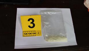 Trebanjski policisti 40-letniku zasegli 2,5 kilograma marihuane, kokain in denar #foto