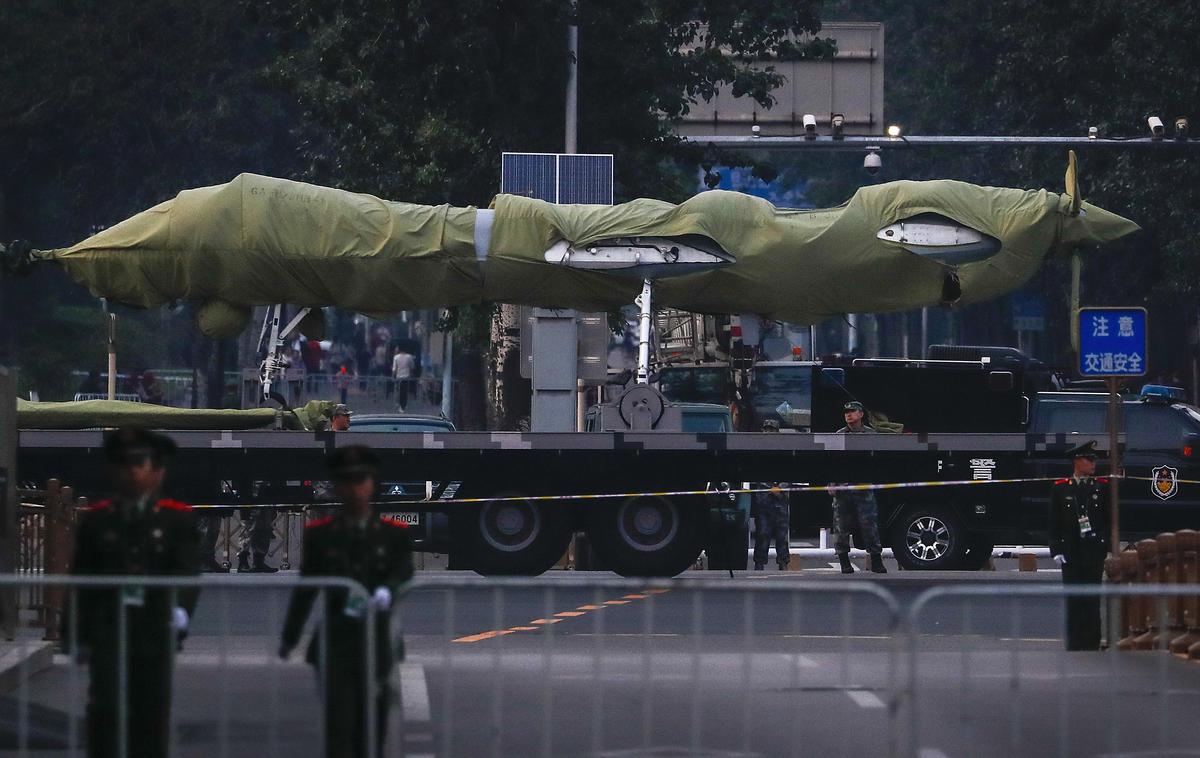 Kitajski dron | Kitajska že leta izdeluje drone. Na fotografiji iz leta 2019 vidimo zakriti dron, ki je velik kot lovsko letalo. Toda na podlagi izkušenj iz vojne v Ukrajini so začeli Kitajci zdaj izdelovati množico manjših dronov. | Foto Guliverimage