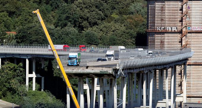 Nekateri so že leta opozarjali, da samo čakajo, kdaj se bo na viaduktu Morandi zgodila nesreča. | Foto: Reuters