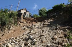 Pri Kamniku skalni podor ogrozil dva objekta, osem oseb evakuirali (video)